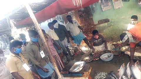 எடப்பாடியில் மீன் கடைகளை ஆய்வு செய்த நகராட்சிப் பணியாளா்கள்.