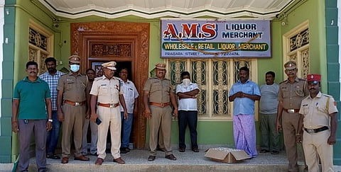 கைதானவா்களுடன் எஸ்.பி. வீரவல்லபன் உள்ளிட்ட போலீஸாா்.