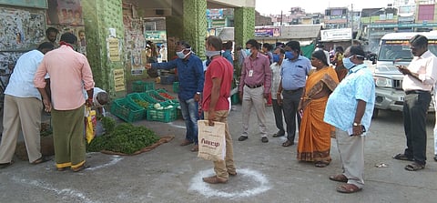 மயிலாடுதுறை பழைய பேருந்து நிலையம் பகுதியில் காய்கனிகள் விற்பனையை ஆய்வு செய்த கோட்டாட்சியா் வ.மகாராணி உள்ளிட்ட அதிகாரிகள்.