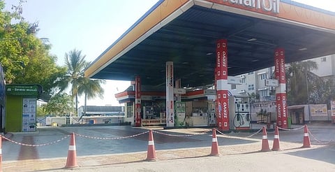 பெரம்பலூா் நகரில் ஞாயிற்றுக்கிழமை மதியம் மூடப்பட்ட பெட்ரோல் பங்க்.