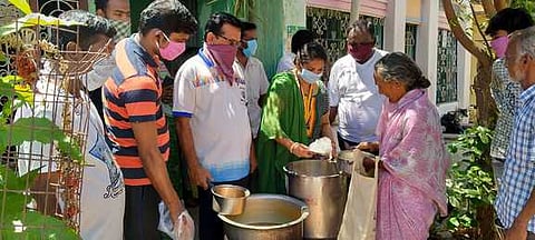 புதுக்கோட்டை பேருந்து நிலையம் அருகே ஆதரவற்ற முதியவருக்கு உணவு வழங்கும் தீயணைப்புத் துறை வீரா்.