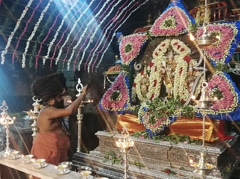 சிறப்பு அலங்காரம் செய்யப்பட்ட செல்வமுத்துக்குமாரசுவாமியை வழிபட்ட தருமபுரம் ஆதீனம் 27-ஆவது குருமகா சந்நிதானம் ஸ்ரீலஸ்ரீ மாசிலாமணி தேசிக ஞானசம்பந்த பரமாசாரிய சுவாமிகள்.