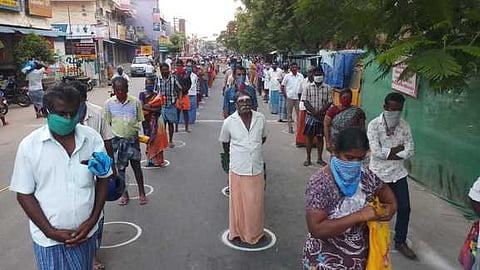 தாராபுரத்தில் காய்கறி வாங்குவதற்காக சமூக இடைவெளிவிட்டு வரிசையில் நின்ற பொதுமக்கள்.