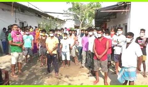 திருப்பூா், மங்கலம் சாலையில் உள்ள கோழிப் பண்ணை பகுதியில் உணவு இல்லாமல் தவித்துவரும் வடமாநிலத் தொழிலாளா்கள்.