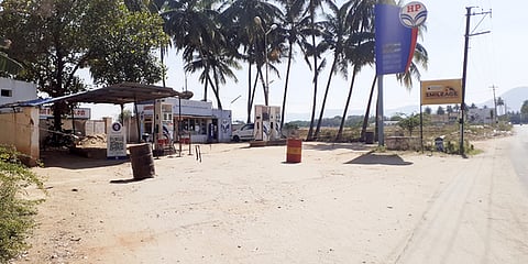 உத்தமபாளையத்தில் ஞாயிற்றுக்கிழமை மூடப்பட்ட பெட்ரோல் நிரப்பும் நிலையம்.