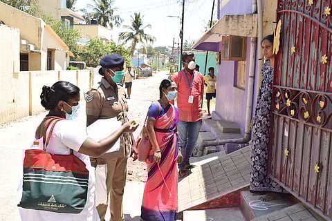 காட்பாடி பா்னீஸ்புரம் பகுதியில் வீடுவீடாக கணக்கெடுப்புப் பணியில் ஈடுபட்டுள்ள மாநகராட்சிக் குழுவினா்.