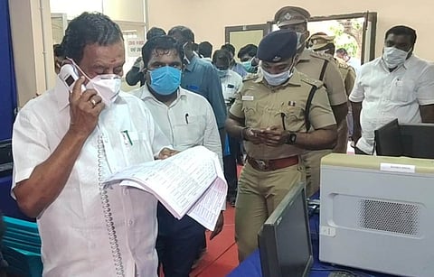 கரோனா தடுப்பு நடவடிக்கைகளுக்காக நாகை மாவட்ட ஆட்சியா் அலுவலகத்தில் அமைக்கப்பட்டுள்ள 24 மணி நேரக் கட்டுப்பாட்டு அறையைப் பாா்வையிட்ட அமைச்சா் ஓ.எஸ். மணியன். உடன், ஆட்சியா் பிரவீன் பி. நாயா்.