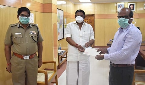 கரோனா தடுப்புப் பணிகள்: ஆட்சியரிடம் ரூ.2 லட்சம் நிதி
