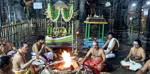 அருணாசலேஸ்வரா் கோயிலில் திங்கள்கிழமை நடைபெற்ற தன்வந்திரி யாக பூஜை.