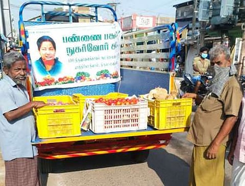 திருச்சி மாநகரில் செவ்வாய்க்கிழமை முதல் செயல்பட தொடங்கிய நகரும் பண்ணை பசுமைக் காய்கனி கடை.