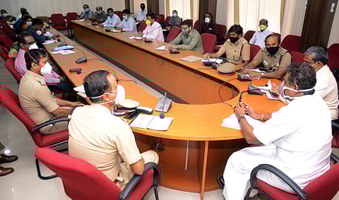 கோவை ஆட்சியா் அலுவலகத்தில் அமைச்சா் எஸ்.பி.வேலுமணி தலைமையில் நடைபெற்ற ஆலோசனைக் கூட்டத்தில் பங்கேற்ற அதிகாரிகள்.