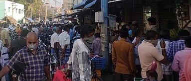 ஆம்பூா் உமா் சாலையில் இறைச்சி வாங்க குவிந்த மக்கள் கூட்டம்.