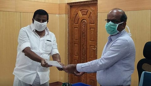 கரோனா சிகிச்சைக்கு திருச்சி கலைஞர் அறிவாலயம்: ஆட்சியரிடம் அனுமதி கடிதம் அளித்த கே.என்.நேரு