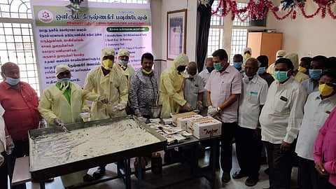 கரோனா: களப் பணியாளர்களுக்கு உணவளித்து வரும் தன்னார்வு அமைப்பு