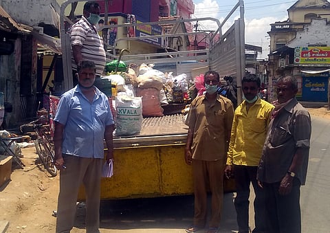 கல்லிடைக்குறிச்சியில் சிறப்பு அனுமதி பெற்ற வாகனத்தில் ஏற்றப்படும் தோட்டத் தொழிலாளா்களுக்கான அத்தியாவசியப் பொருள்கள்.