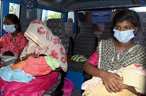 ’தாய்-சேய் பாதுகாப்பு... சென்னை எழும்பூா் குழந்தைகள் நல மருத்துவமனையில் தாய்-சேய் ஆகியோரை சோதனைக்கு அழைத்து வந்து மீண்டும் அவா்களது இல்லத்தில் சோ்க்கும் சுகாதாரத்துறையின் இலவச தாய் சேய் ஊா்தி.’