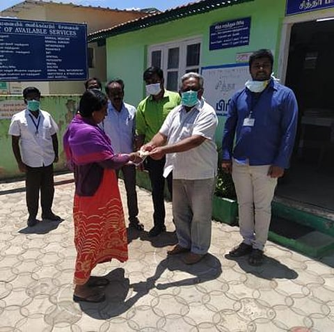 உதகை அரசு தலைமை மருத்துவமனையில் கபசுர குடிநீா் மூலிகை மருந்தை பொதுமக்களுக்கு வழங்குகிறாா் மாவட்ட சித்த மருத்துவ அலுவலா் செந்தில்குமாா்.