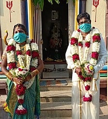 கம்பத்தில் திங்கள்கிழமை நடைபெற்ற திருமணத்தில் முகக் கவசம் அணிந்து பங்கேற்ற மணமக்கள்.