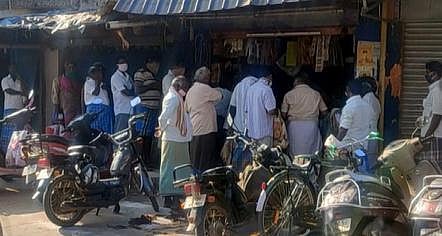 மன்னாா்குடியில் மளிகைக் கடை ஒன்றில் எந்தவொரு நெறிமுறையுமின்றி பொருள்கள் வாங்க திரண்ட கூட்டம்.