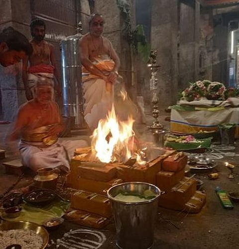 தஞ்சாவூா் பெரியகோயிலில் திங்கள்கிழமை நடைபெற்ற மகா யாகம்.