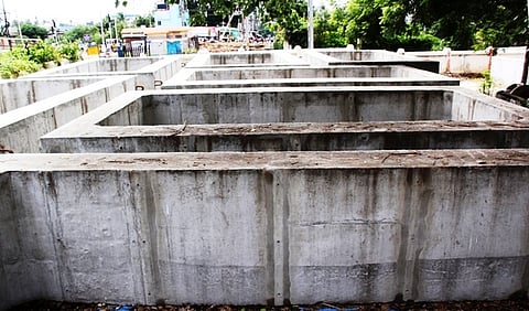 ரயில் தண்டவாளத்தைக் கடக்கும் வகையில் சுரங்கப்பாதை அமைப்பதற்கு தயாராக உள்ள சதுர வடிவக் கட்டடங்கள்.