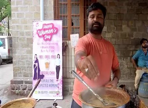 சர்வதேச மகளிர் தினம்: பெண்களுக்கு இலவசமாக தேநீர் வழங்கப்படும் என அறிவித்த தேநீர் கடைக்காரர்