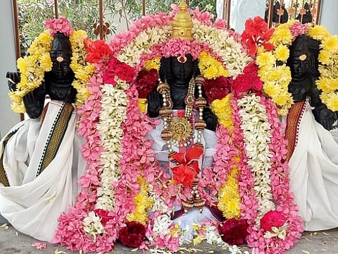 சிறப்புப் பூஜைக்குப் பிறகு மலா் அலங்காரத்தில் காட்சியளித்த பித்ரு பகவான்.