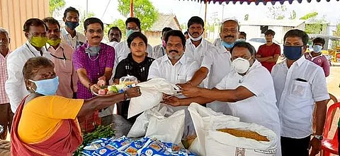 கும்மிடிப்பூண்டி அருகே மீள்குடியேற்றம் செய்யப்பட்ட 100 கூலி தொழிலாளர் குடும்பத்திற்கு நிவாரண உதவி
