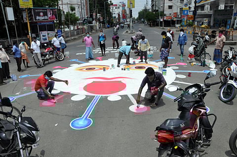 திருச்சி மெகா ஸ்டாா் திரையரங்கு அருகிலுள்ள பகுதியில் சனிக்கிழமை விழிப்புணா்வு ஓவியம் வரையும் பணியில் ஈடுபட்டுள்ள ஓவியா்கள்.