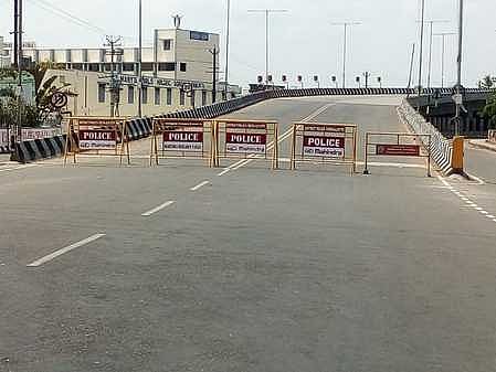 சென்னை-செங்கல்பட்டு- புலிப்பாக்கம் மேம்பாலத்தில் அமைக்கப்பட்டுள்ள தடுப்புகள்.