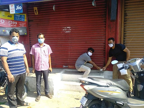 விதிமுறைகளை மீறி செயல்பட்டதாக 12 கடைகளுக்கு வருவாய்த் துறையினர் சீல் வைப்பு