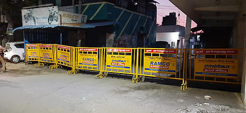 ஆரணி பள்ளிக்கூடத் தெருவில் அமைக்கப்பட்டுள்ள தடுப்புகள்.