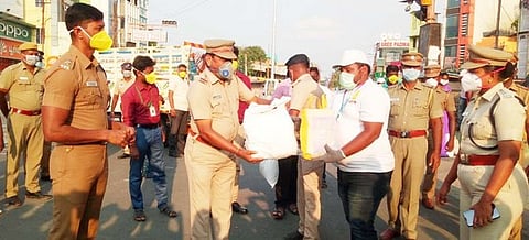 மளிகைப் பொருள்களை வழங்கும் பணியைத் தொடக்கி வைத்த எஸ்.பி. அ.மயில்வாகனன்.