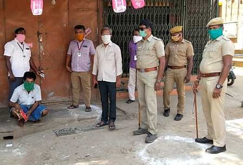 ஆண்டிபட்டி கடை வீதியில் ஊரடங்கு உத்தரவை மீறி திறந்து வைத்திருந்த கடைகளுக்கு ஞாயிற்றுக்கிழமை சீல் வைத்த அதிகாரிகள்.
