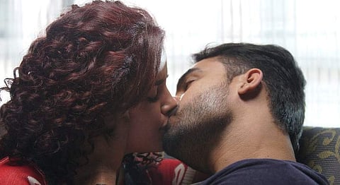 கரோனாவால் முத்தக் காட்சிகளை இனி எப்படிப் படமாக்குவது?: பிரபல இயக்குநரின் தனிக் கவலை!