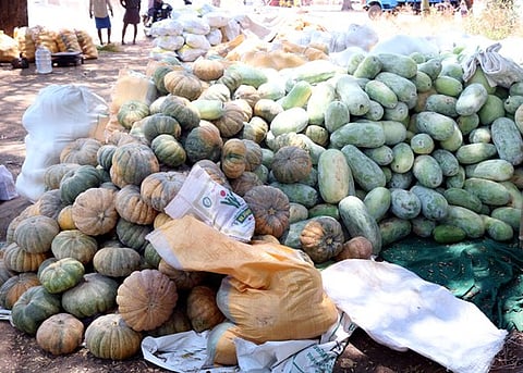 வீரபாண்டி தற்காலிக காய்கனி கமிஷன் மண்டியில் திங்கள்கிழமை விற்பனைக்கு குவிந்திருந்த காய்கனிகள்.