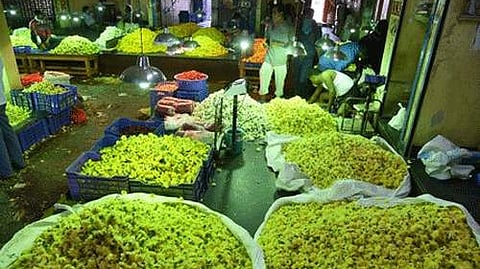 வாங்குவதற்கு ஆளில்லாத நிலையில் சென்னை கோயம்பேடு மலா் சந்தை. ’