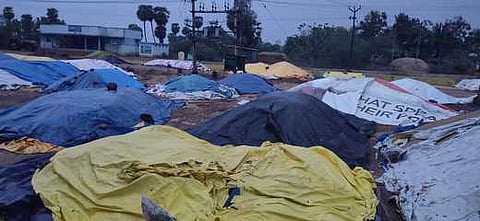 மேல்கதிா்ப்பூா் கொள்முதல் நிலைய வளாகத்தில் தாா்ப்பாயால் மூடப்பட்டுள்ள நெல் குவியல்கள்.