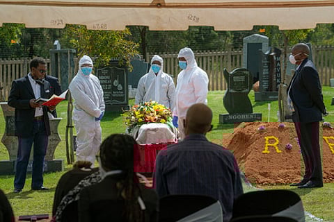 தென் ஆப்பிரிக்காவின் ஜோகனஸ்பா்க் நகரில், கரோனா நோய்த்தொற்றுக்கு பலியான கிறிஸ்துவ மதகுரு சோமி விலாகசியின் உடல் வியாழக்கிழமை அடக்கம் செய்யப்படுவதற்கு முன்னா் நடைபெற்ற இறுதிச் சடங்கு.