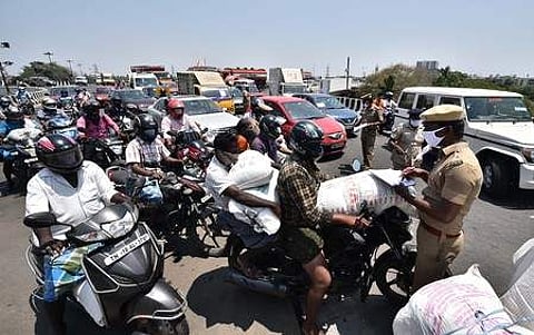 சென்னை பாடி மேம்பாலத்தில் புதன்கிழமை காலை வந்த ஏராளமானோரை நிறுத்தி வாகன எண்களைப் பதிவு செய்து விசாரணை நடத்தும் போலீஸாா்.’