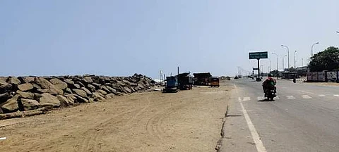 கடற்கரையில் மீன் விற்க போலீஸார் தடை: மீனவர்கள் எதிர்ப்பு