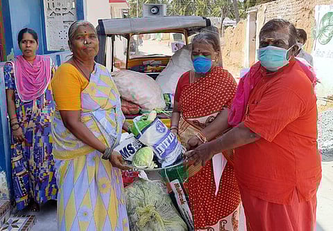 அறிவொளி நகரில் வசதியற்றவா்களுக்கு அரிசி, காய்கறி வழங்கிய மேல்மருவத்தூா் ஆதிபராசக்தி ஆன்மிக இளைஞரணியினா்.