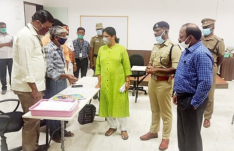 ஆம்பூா் கரோனா கட்டுப்பாட்டு அறையில் ஆய்வு செய்த ரயில்வே ஐஜி வனிதா. உடன் மாவட்ட ஆட்சியா் ம.ப. சிவன் அருள், எஸ்.பி. பொ. விஜயகுமாா்.