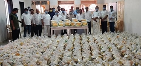 மளிகைப் பொருள்களை ஒன்றிய ஆணையா் யுவராஜிடம் வழங்கிய அரக்கோணம் ஜெயின் சங்கத்தினா்.