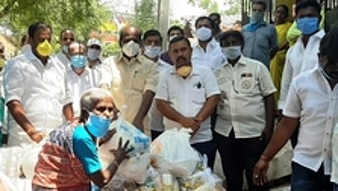 கூலித் தொழிலாளா்களின் குடும்பத்தினருக்கு மளிகைச் சாமான்களை வழங்கிய எம்எல்ஏ சு.ரவி.