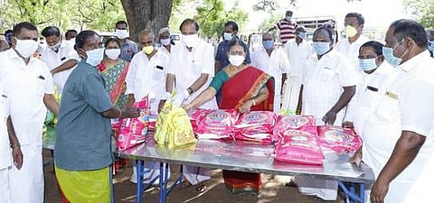 திருவள்ளுவா் அரசு கல்லூரி வளாகத்தில் நடந்த நிகழ்ச்சியில் தூய்மைப் பணியாளா்களுக்கு நிவாரணப் பொருள்களை வழங்கும் அமைச்சா்கள் பி.தங்கமணி, வெ.சரோஜா.