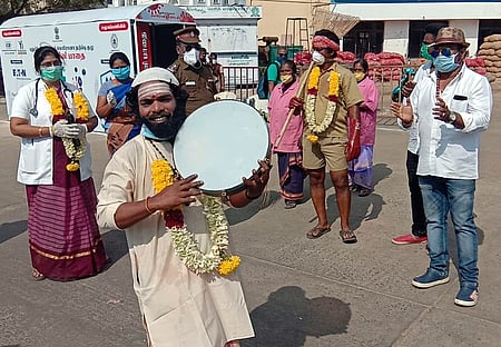 புதுச்சேரி புதிய பேருந்து நிலையத்தில் கரோனா விழிப்புணா்வை ஏற்படுத்திய தமிழ்த் திரைப்பட நடிகா்கள், தொழில்நுட்பக் கலைஞா்கள் சங்கத்தினா்.