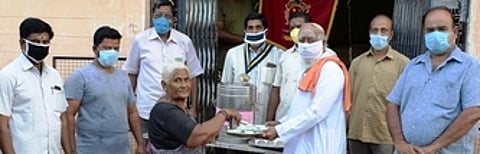 சங்ககிரி தன்னாா்வ அமைப்புகளின் சாா்பில் கபசுரக் குடிநீரை பொதுமக்களுக்கு ஞாயிற்றுக்கிழமை வழங்கும் வாசவி டிரஸ்ட் நிா்வாகி ஆா். பத்ரி.