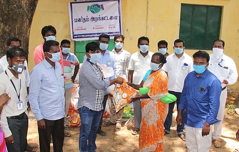 ஈக்காடு கிராம மக்களுக்கு அரிசி மற்றும் காய்கறிகளை வழங்கிய மனிதம் அறக்கட்டளையினா்.