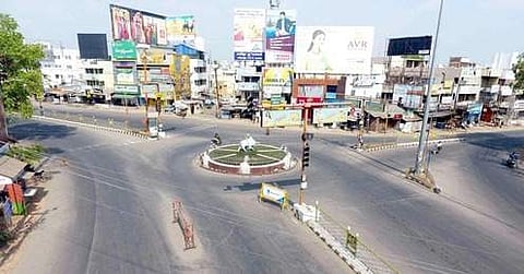 ’ஊரடங்கிய நிலையில்... ஆள்கள் நடமாட்டமின்றிக் காணப்படும் ஈரோடு காளைமாடு சிலை நான்கு முனை சாலை சந்திப்பு.’